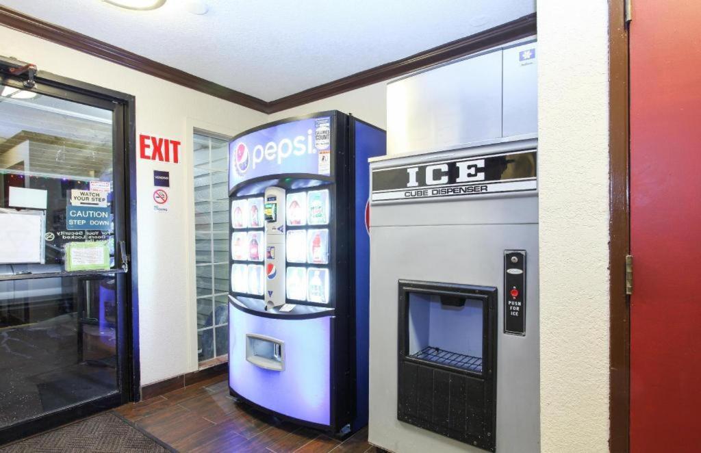 Evergreen Inn & Suites Portland (Adults Only) Eksteriør billede