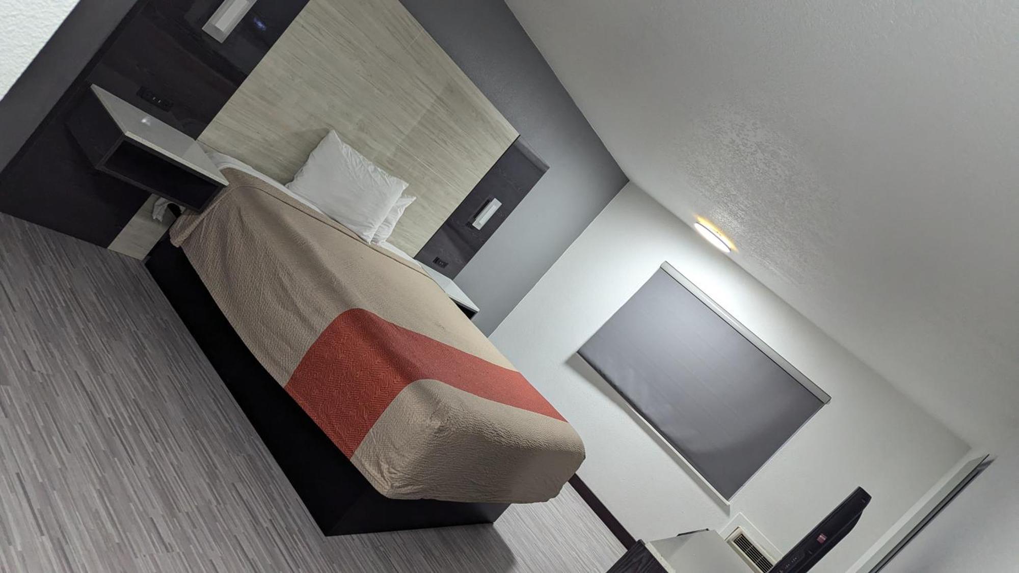 Evergreen Inn & Suites Portland (Adults Only) Eksteriør billede