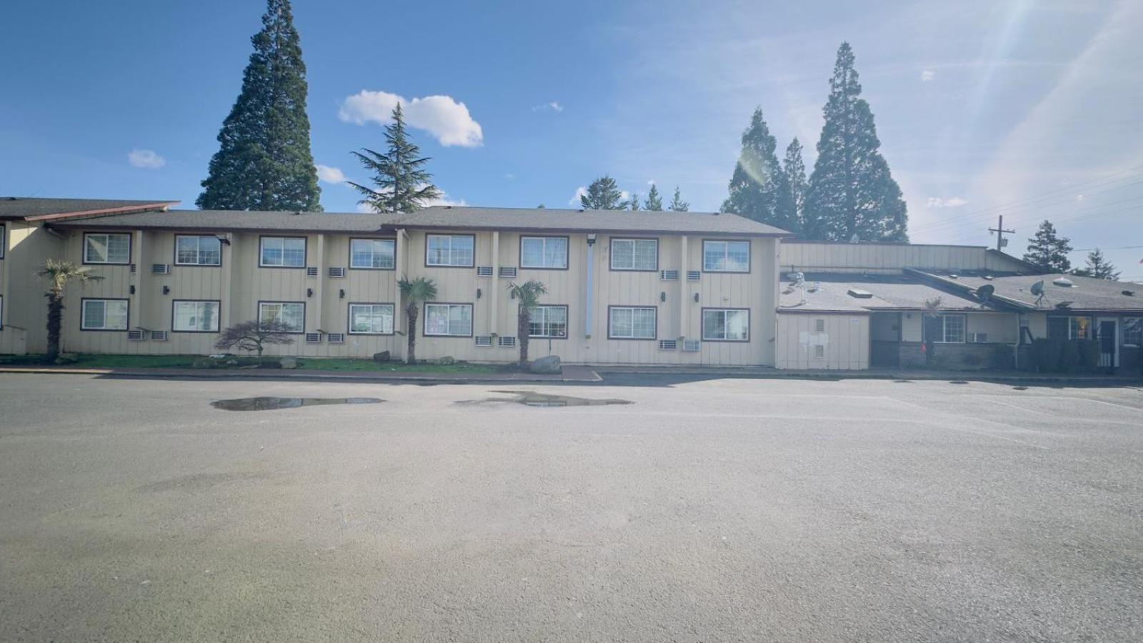 Evergreen Inn & Suites Portland (Adults Only) Eksteriør billede