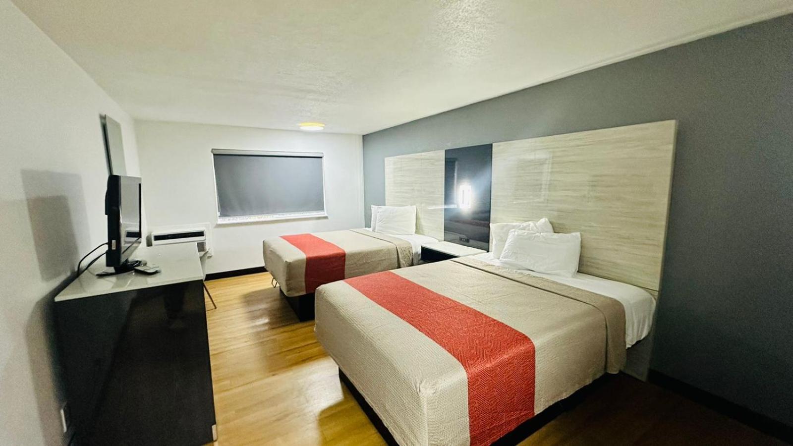 Evergreen Inn & Suites Portland (Adults Only) Eksteriør billede