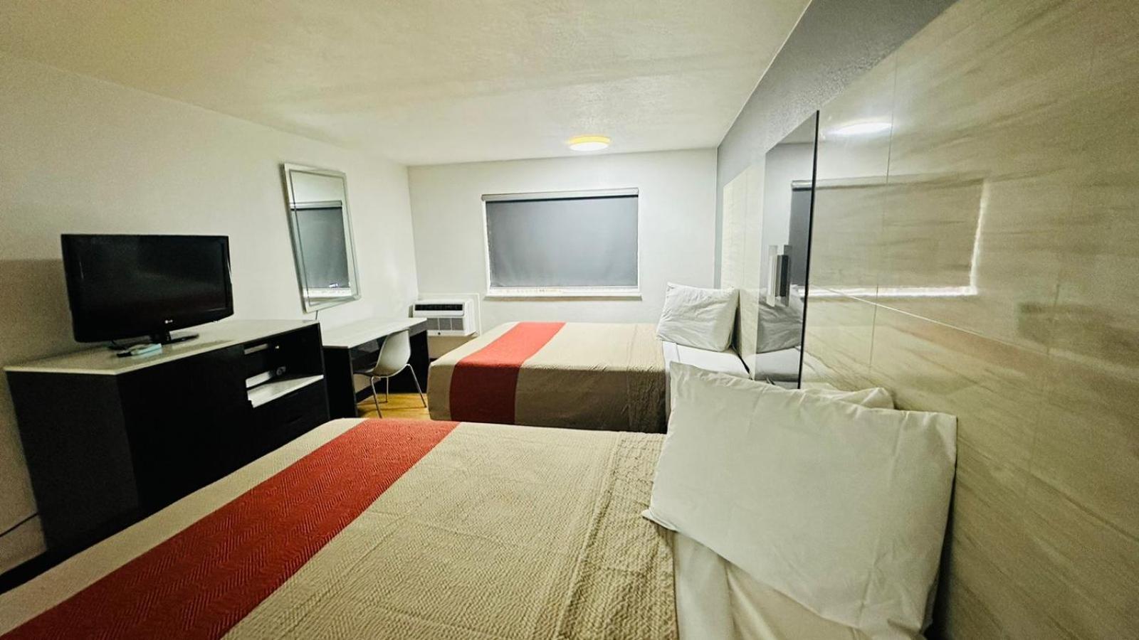 Evergreen Inn & Suites Portland (Adults Only) Eksteriør billede